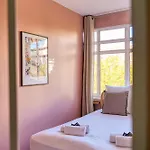 Bright 2 Bedrooms & Air Conditioning 17 *