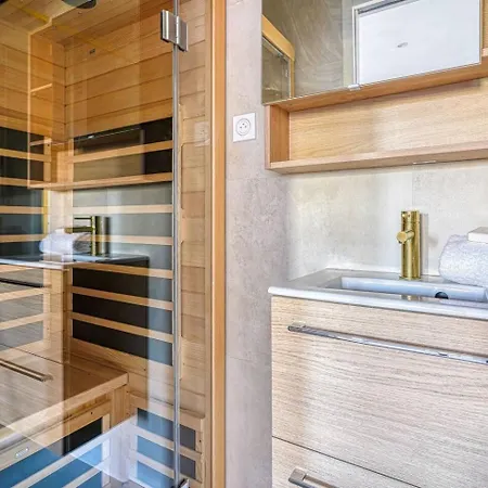 Bright 2 Bedrooms & Air Conditioning 17