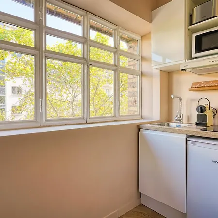 Bright 2 Bedrooms & Air Conditioning 17 Apartment