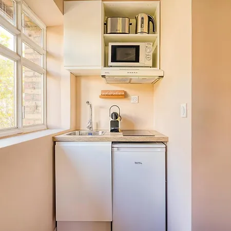 Bright 2 Bedrooms & Air Conditioning 17 Apartment