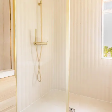 Bright 2 Bedrooms & Air Conditioning 17 公寓 *