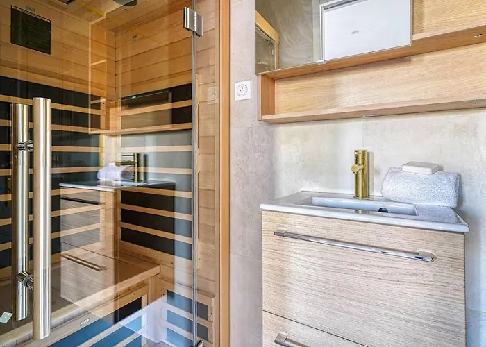 Bright 2 Bedrooms & Air Conditioning 17