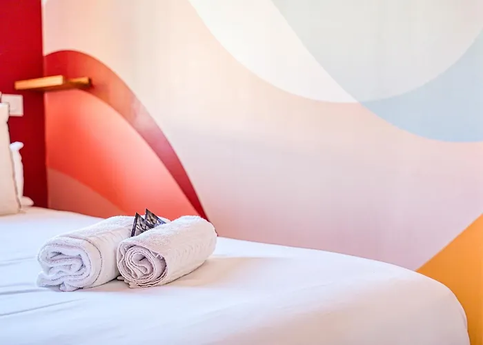 Bright 2 Bedrooms & Air Conditioning 17 *