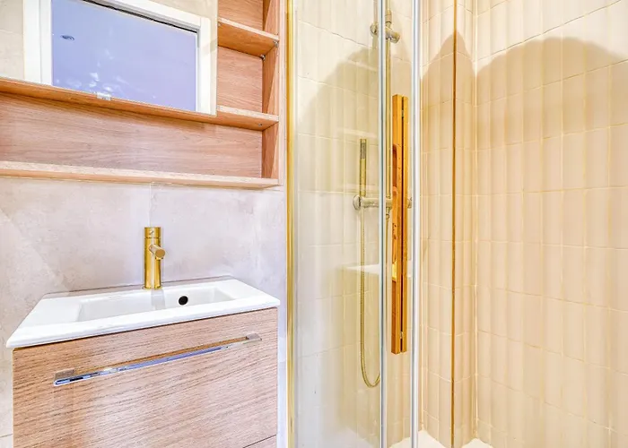 Bright 2 Bedrooms & Air Conditioning 17 *